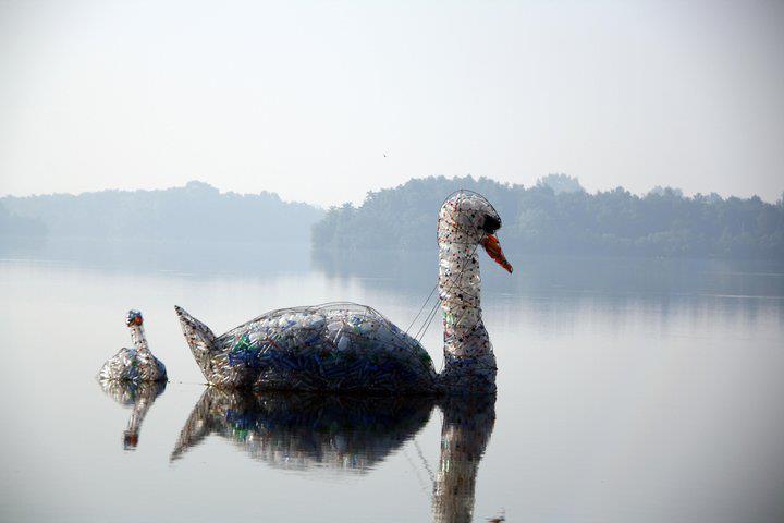 zwaan van petflessen door Maria Kroijck