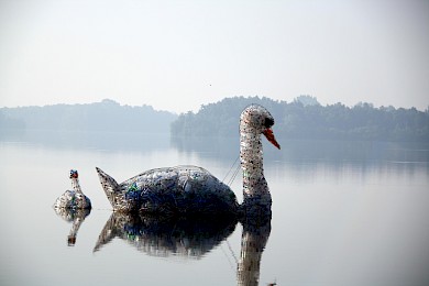 zwaan van petflessen door Maria Kroijck