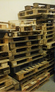 wegwerp pallets op elkaar gestapeld