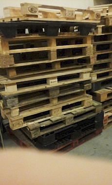 wegwerp en kapotte euro pallets