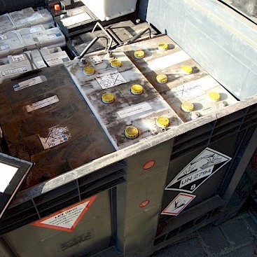 1200 kg oude accus om afgehaald te worden.