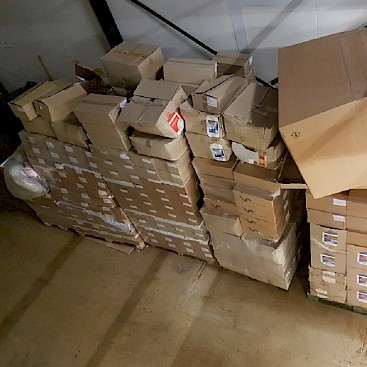 14 blokpallets met vouwdoosjes en enveloppen