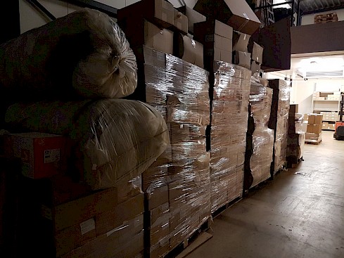 14 blokpallets met vouwdoosjes en enveloppen