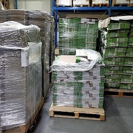 blokpallets met schone dozen