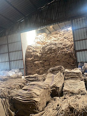 Gebruikte jute zakken geperst in balen